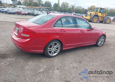 2013 Mercedes-Benz C 300 Sport 4Matic z USA, uszkodzony, nr VIN WDDGF8AB1DR246784